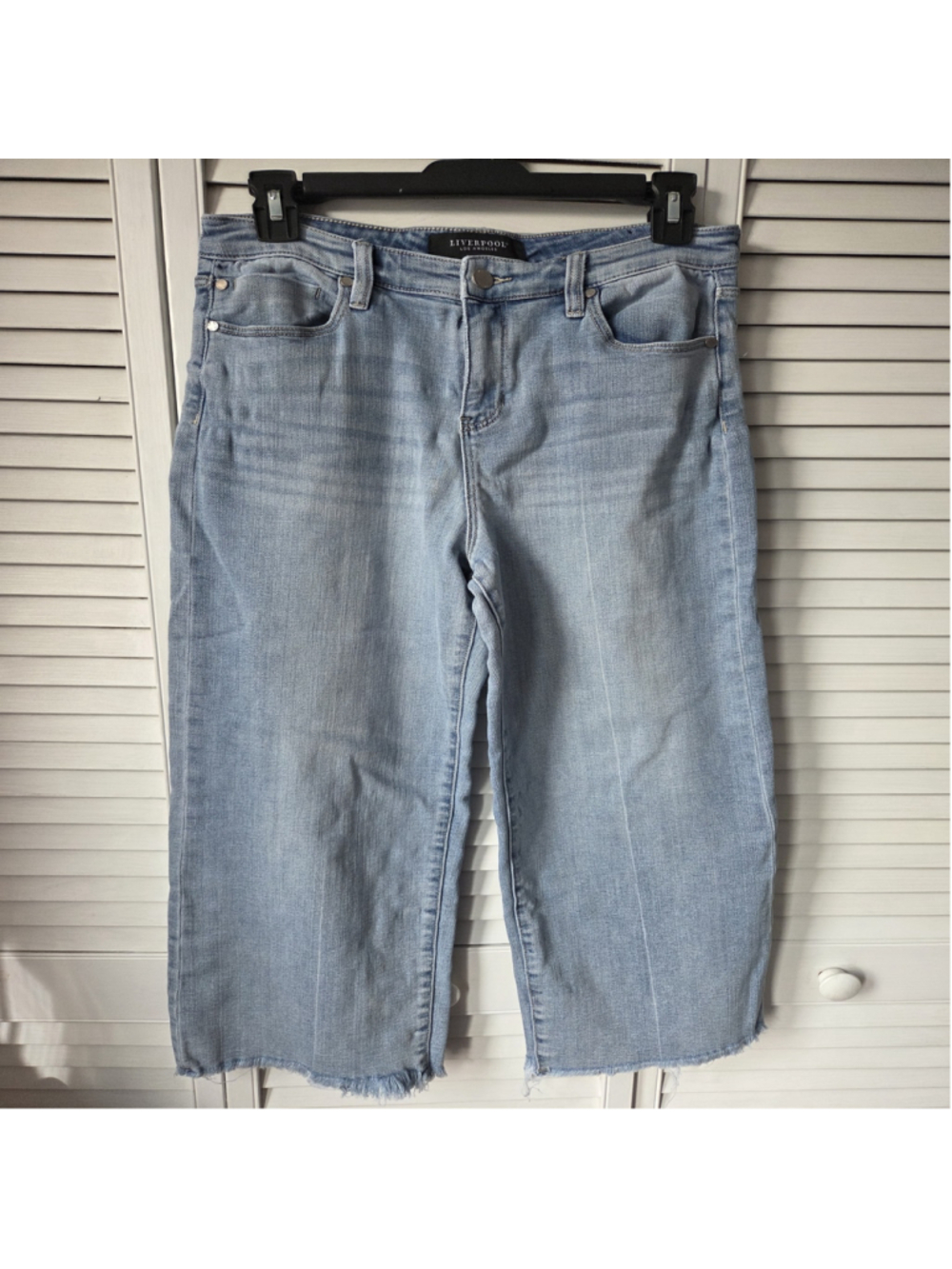 Liverpool Los Angeles Distressed Bottom StretchyJeans Size 4/27 Blue Raw Hem
